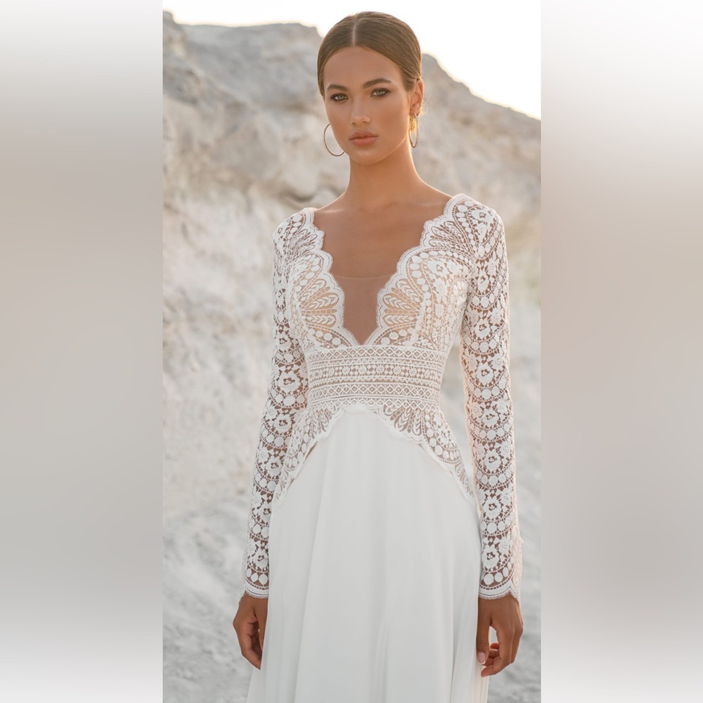Elegant Lace ivory Dress bodice with ivory chiffon skirt.
Size 14. P739 - Picture 1 of 6